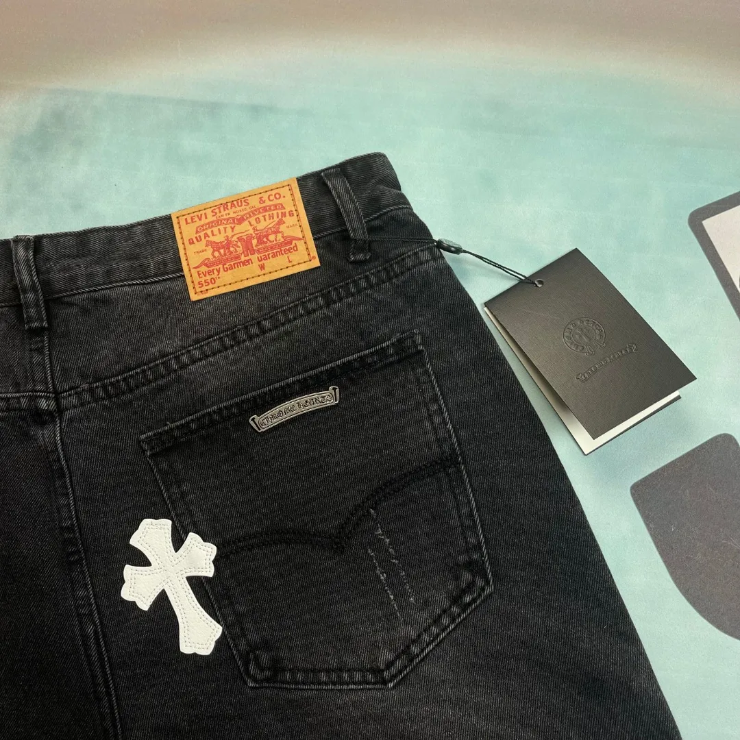 🅿️236 🔘Style No.-KL151 🔘Cro Heart𝐂𝐡𝐫𝐨𝐦𝐞 𝐇𝐞𝐚𝐫𝐭 Classic CH Cross Patch Leather Jeans [Black and White]* The top-notch heavy-duty washing water gives the denim a natural aged texture, making it softer and softer to the touch, and every fold is a filter of age. The calfskin cross is fully laser-cut, with neat lines like works of art, and high-grade matte edges. The distressed silver hardware has its own retro buff, and the buttons and zippers tell a story the more they are used. The straight silhouette is perfect for concealing your body, and the hips become wider and the legs become thicker in seconds. Pair it with short boots to make you look taller, or wear it with dad shoes for a lazy look. You can wear it casually with a white T-shirt and it will make you shine. From the leather to the wiring, everything is top-notch, and you can tell the texture at the first touch - it's not in the same dimension as the currency at all!  Size: S M L XL (28.30.32.34) Color: black with black, black with white, black with pink